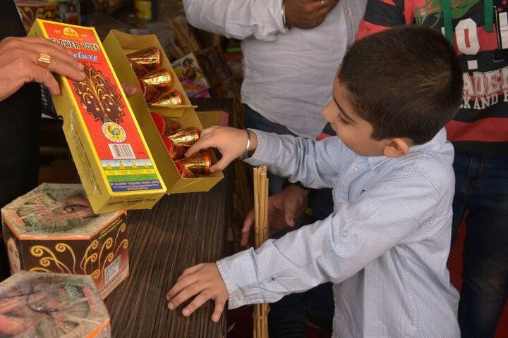 29 arrested for selling firecrackers in Delhi 29 arrested for selling firecrackers in Delhi