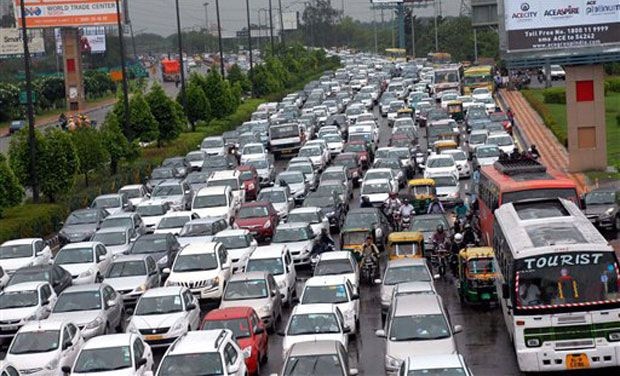 Heavy rains in Delhi for 2nd consecutive day; traffic crawls Heavy rains in Delhi for 2nd consecutive day; traffic crawls
