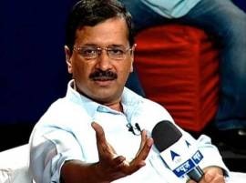 Kejriwal gives Rs 1 crore compensation cheques to families of Ahmed, Khan Kejriwal gives Rs 1 crore compensation cheques to families of Ahmed, Khan