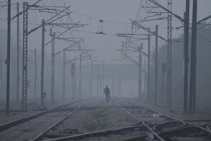 Delhi reels under the cold wave, mercury dips below 4 degrees Celsius Delhi reels under the cold wave, mercury dips below 4 degrees Celsius