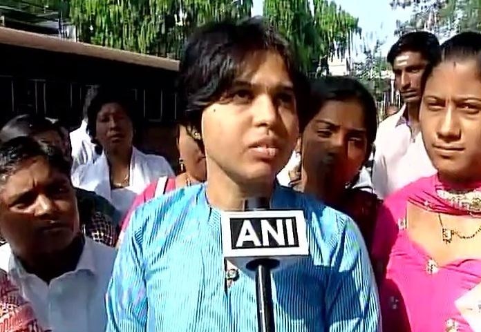 Trupti Desai stopped from entering Haji Ali Dargah Trupti Desai stopped from entering Haji Ali Dargah