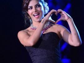 Priyanka Chopra, JLo lipsync to Enrique Iglesias's song