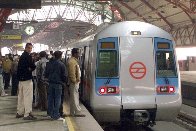 Man commits suicide by jumping on Metro track Man commits suicide by jumping on Metro track