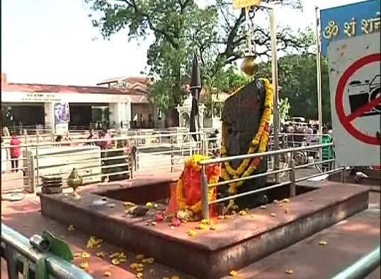 Shani Shingnapur temple trust allows women devotees inside inner sanctum Shani Shingnapur temple trust allows women devotees inside inner sanctum