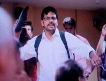 Man hurls shoe at Delhi CM Arvind Kejriwal during Press Conference on Odd Even formula