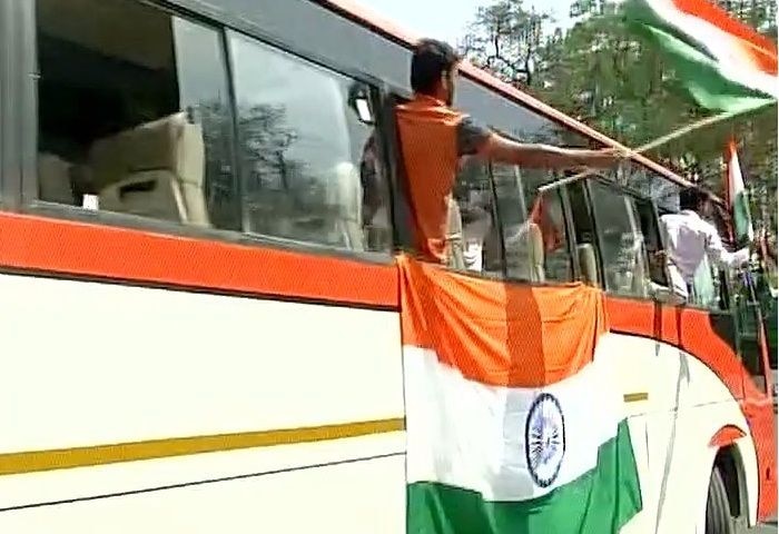 Delhi: Holding national flags, 150 youths from 12 states leave for NIT Srinagar Delhi: Holding national flags, 150 youths from 12 states leave for NIT Srinagar