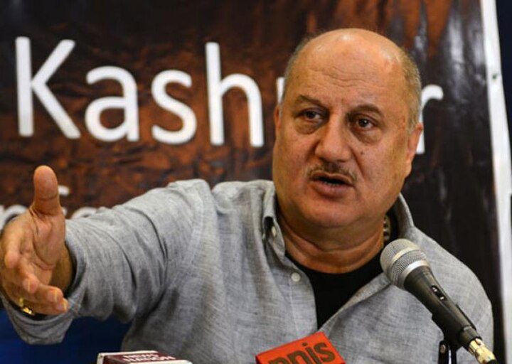 Anupam Kher stopped at Srinagar airport by J&K police, says don't politicize my visit Anupam Kher stopped at Srinagar airport by J&K police, says don't politicize my visit