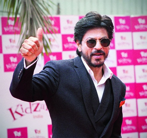 Shah Rukh Khan bats for his Knights, bowls for his Fan in a smoke-free chat Shah Rukh Khan bats for his Knights, bowls for his Fan in a smoke-free chat