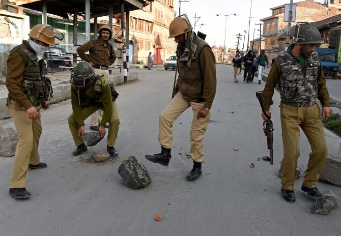 Handwara firing: Kashmir remains tense, mobile internet suspended Handwara firing: Kashmir remains tense, mobile internet suspended