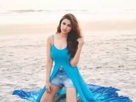 Parineeti Chopra's sizzling moves in 'Dishoom' item song Parineeti Chopra's sizzling moves in 'Dishoom' item song