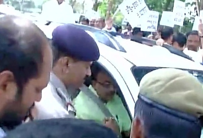 Delhi: BJP MP Vijay Goel fined by Police for violating Odd Even scheme Delhi: BJP MP Vijay Goel fined by Police for violating Odd Even scheme