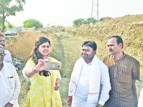 Maharashtra: Pankaja Munde Latur drought selfie moment stirs dynasty dust Maharashtra: Pankaja Munde Latur drought selfie moment stirs dynasty dust