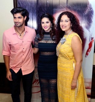 Sunny Leone and Tanuj Virwani Promote their upcoming movie 'One Night Stand'in Delhi! Sunny Leone and Tanuj Virwani Promote their upcoming movie 'One Night Stand'in Delhi!