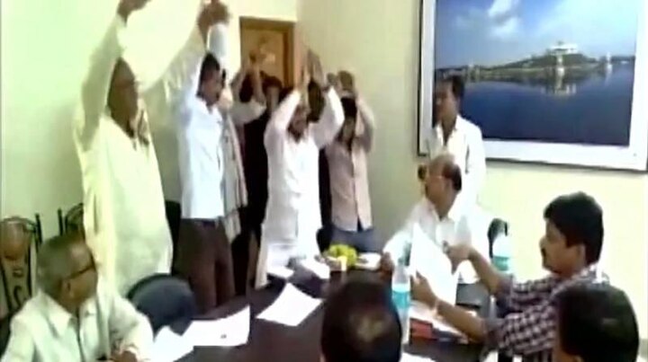 Maharashtra: Watch locals stage 'nagin' dance in PWD office as protest Maharashtra: Watch locals stage 'nagin' dance in PWD office as protest