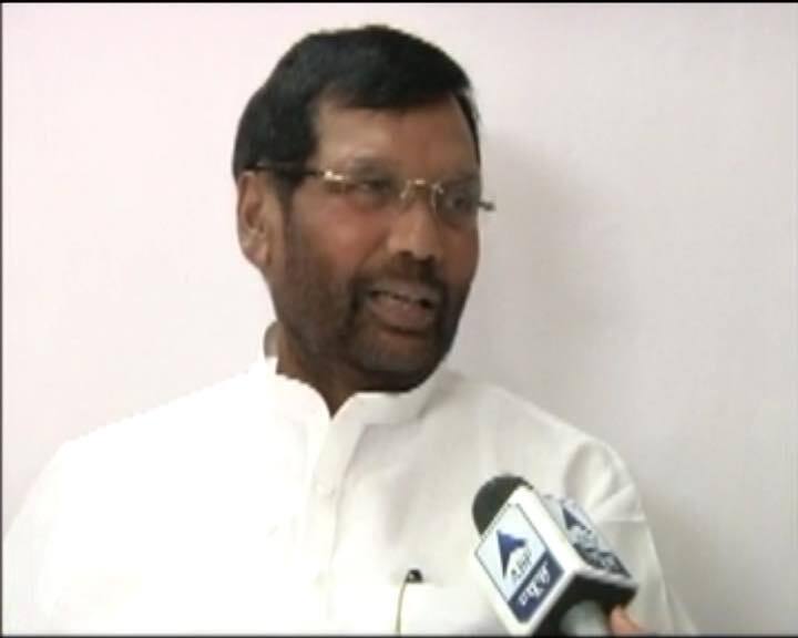 Paswan mocks possibility of Nitish becoming PM Paswan mocks possibility of Nitish becoming PM