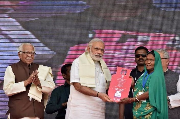 PM launches Pradhan Mantri Ujjwala Yojana, says I understand mothers' pain PM launches Pradhan Mantri Ujjwala Yojana, says I understand mothers' pain