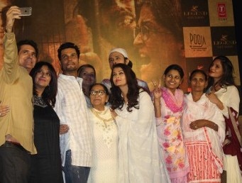 The cast of 'Sarbjit' pays homage to Sarabjit Singh on his 3rd Death Anniversary. The cast of 'Sarbjit' pays homage to Sarabjit Singh on his 3rd Death Anniversary.