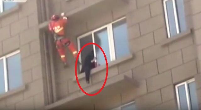 Footage: BRAVE firefighter puts his own life at risk to save suicidal woman in China Footage: BRAVE firefighter puts his own life at risk to save suicidal woman in China