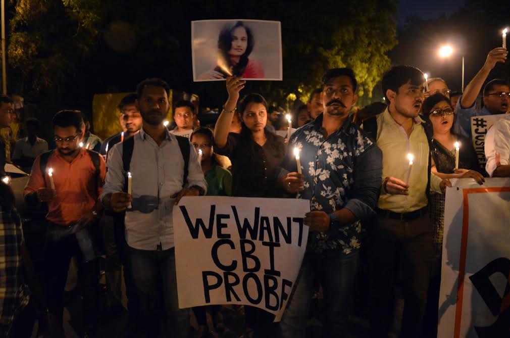 People light candles for Pooja Tiwari, demand CBI probe