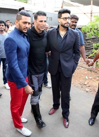 The Main Men of 'Housefull 3' Reach The Sets Of 'The Kapil Sharma Show' For Promotions The Main Men of 'Housefull 3' Reach The Sets Of 'The Kapil Sharma Show' For Promotions