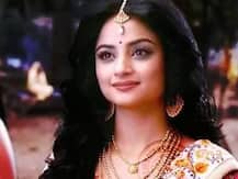 Madirakshi makes gajra on 'Siya Ke Ram' set