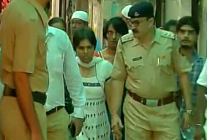 Bhumata Brigade chief Trupti Desai enters Mumbai's Haji Ali dargah amid tight security, Bhumata Brigade chief Trupti Desai enters Mumbai's Haji Ali dargah amid tight security,