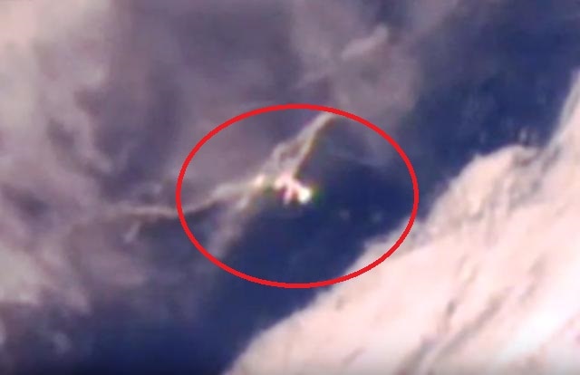 UFO leaves Earth & meets up with second craft, shows this viral video released by International Space Station UFO leaves Earth & meets up with second craft, shows this viral video released by International Space Station