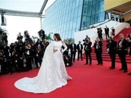 Cannes: Sonam Kapoor spells elegance in all-white ensemble Cannes: Sonam Kapoor spells elegance in all-white ensemble