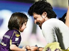 VIDEO: Shah Rukh Khan enjoys KKR vs RCB match, son AbRam fights with Parineeti Chopra VIDEO: Shah Rukh Khan enjoys KKR vs RCB match, son AbRam fights with Parineeti Chopra