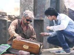 Watch: Mumbaikars fail to recognise Bollywood singer Sonu Nigam singing on the streets! 