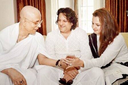 This picture was posted by one of Fardeen Khan's fan clubs on Twitter (@FardeenLover), and showed Fardeen looking rather obese, as he sat with his sister, Laila and Subrata Roy, at Subrata's mother's 'Terahvi'.