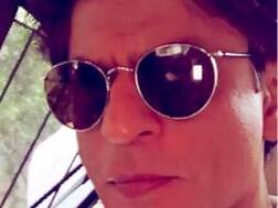 SRK hosts dinner for CEO of this famed mobile company