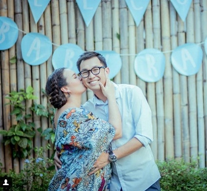 She made her film debut in 1997 in the youth drama ‘The Red Bike Story’ which broke records for audience-attendance for the Thai film industry. (Tata Young kissing her husband)