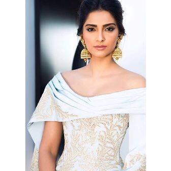 The star paired her stunning gown with heavy jhumkas, thus giving it an Indian touch. 