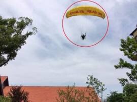 Man Tries To Propose Girlfriend In Style By Landing In Front Of Her In Parachute, Plan Flops Miserably! Man Tries To Propose Girlfriend In Style By Landing In Front Of Her In Parachute, Plan Flops Miserably!