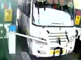 Watch: Bus driver refuses to pay toll, rams through tollgate, nearly runs over toll employee in Gurugram Watch: Bus driver refuses to pay toll, rams through tollgate, nearly runs over toll employee in Gurugram