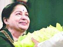 Jayalalithaa shuts 500 liquor shops, reduces liquor outlet timings by 2 hours
