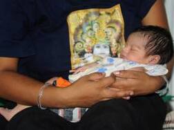 What makes moms flaunt their babies on Facebook?