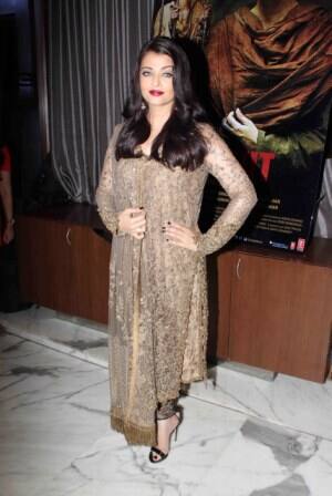 Aishwarya Rai Bachchan plays the role of Dalbir Kaur, Sarbjit's sister, in the movie, and was widely appreciated and praised for her acting.