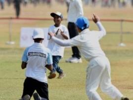 Moradabad: IG 'detains' children for playing cricket Moradabad: IG 'detains' children for playing cricket