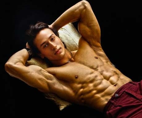 Tiger Shroff tough 12 hour fitness routine revealed Tiger Shroff अपनी फिल्मों में खुद करते हैं खतरनाक स्टंट सीन, जानिए कैसे