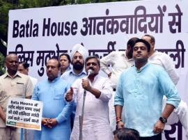 BJP protests outside Sonia's residence over Batla statements BJP protests outside Sonia's residence over Batla statements