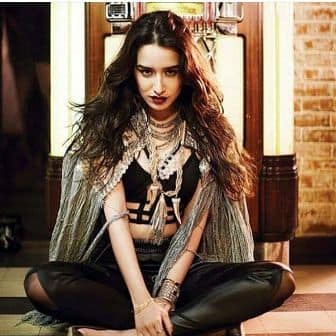 She was rumoured to be dating Rock On!! 2 co-star Farhan Akhtar.