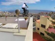 WOW: Watch how EASILY this guy rides bicycle on ROOFTOPS!
