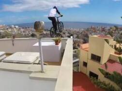 WOW: Watch how EASILY this guy rides bicycle on ROOFTOPS!