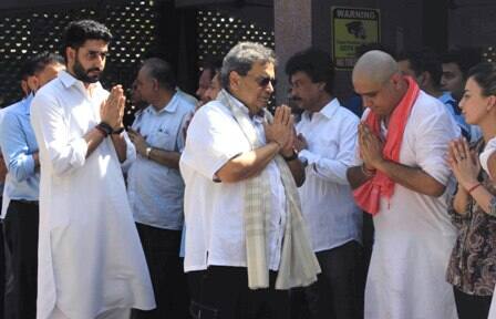 Subhash Ghai gives his condolences to Vikas Mohan's son, Amul Mohan.