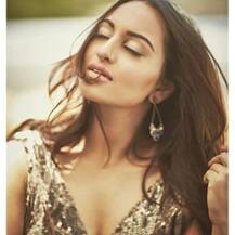 Sonakshi Sinha Turns Into A JOURNALIST!