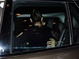 VIDEO: Virat Kohli kisses and hugs Anushka Sharma at the airport VIDEO: Virat Kohli kisses and hugs Anushka Sharma at the airport