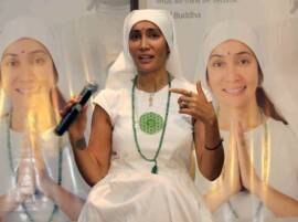 Naked Yoga Guru Blasts ‘Nun’ Sofia Hayat Naked Yoga Guru Blasts ‘Nun’ Sofia Hayat