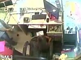 Viral video: Monkey enters into jewelry shop, takes away Rs. 10,000 cash from the cash drawer Viral video: Monkey enters into jewelry shop, takes away Rs. 10,000 cash from the cash drawer